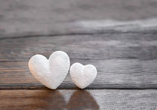 Μερικές Καρδιές Ξύλινο Φόντο Δύο Λευκές Καρδιές Ξύλινο Φόντο — Φωτογραφία Αρχείου