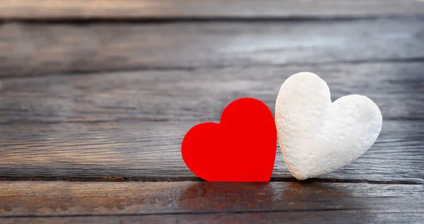 Zwei Herzen Auf Dunklem Hintergrund Ein Paar Verschiedene Herzen Rot — Stockfoto
