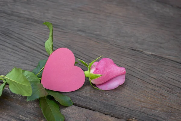 Rose Und Herz Auf Einem Hölzernen Hintergrund Rosa Blume Und — Stockfoto