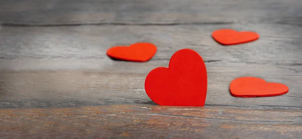Herz Auf Einem Hölzernen Hintergrund Rote Herzen Auf Dunklem Holzgrund — Stockfoto