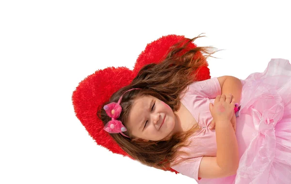 Dítě Leží Polštáři Tvaru Srdce Dívka Leží Červeném Srdci Izolovat — Stock fotografie