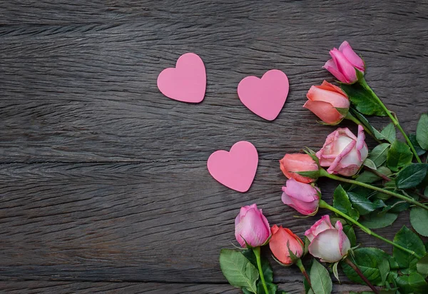 Blumen Und Herzen Auf Einem Hölzernen Hintergrund Rosen Und Platzende — Stockfoto