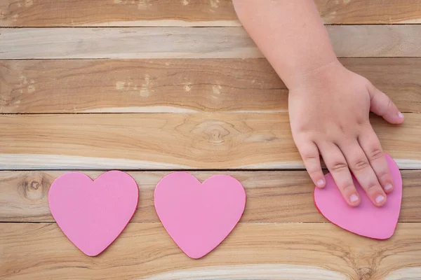 Kinderhände Bewegen Das Herz Auf Einem Hölzernen Hintergrund Sich Selbst — Stockfoto