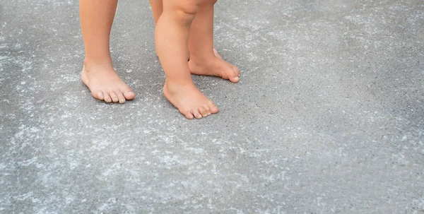 Dziecięce Dziecięce Stopy Asfalcie Dziecko Pomaga Najmłodszym Podjąć Pierwsze Kroki — Zdjęcie stockowe
