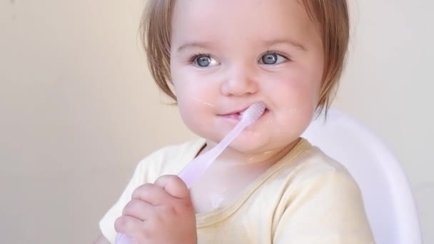Glückliches Baby Beim Zähneputzen Und Lächeln — Stockvideo