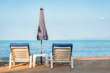 Kumsalda iki güneşlik. Güneşlenme alanı