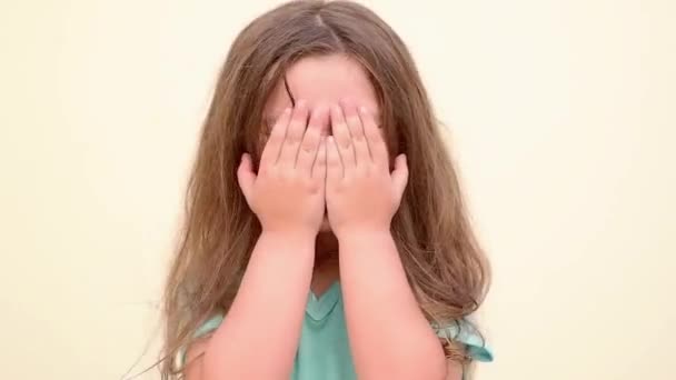 Παιδί Παίζει Κρυφτό Κορίτσι Καλύπτει Μάτια Της Χέρια Της Peekaboo — Αρχείο Βίντεο