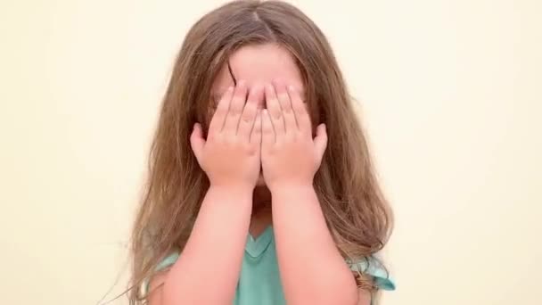 Enfant Joue Cache Cache Fille Couvre Ses Yeux Avec Ses — Video