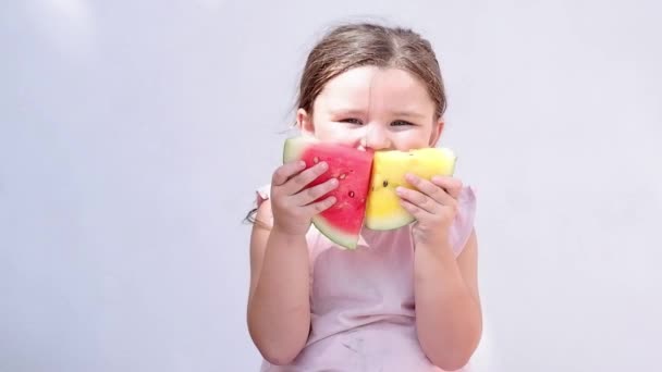 Dziecko Trzyma Kawałki Arbuza Dziewczyna Uśmiecha Się Dokonuje Wyboru Pomiędzy — Wideo stockowe