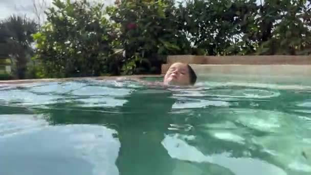 Ребенок Плавает Бассейне Отдыхе — стоковое видео