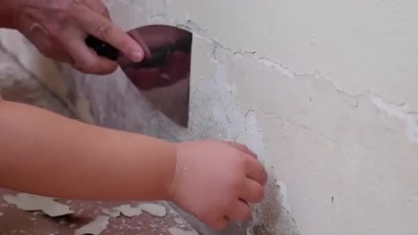 Frau Und Kind Säubern Die Wand Mit Spachteln — Stockvideo