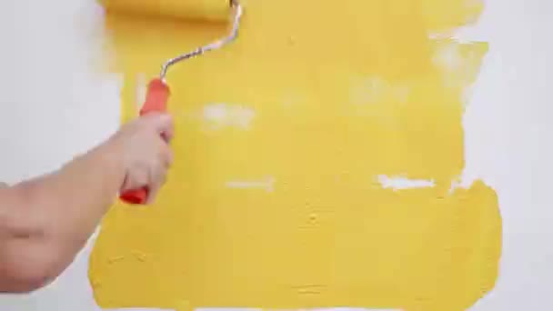 Dipinge Mano Parete Con Una Vernice Gialla Rullo — Video Stock