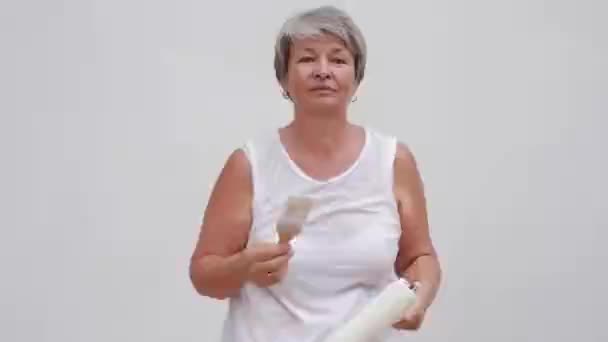 用刷子和胶辊玩乐的成年女人 — 图库视频影像