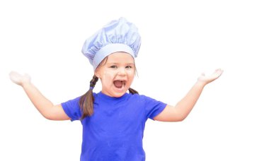 Beyaz arka planda izole edilmiş un ile kirlenmiş şef şapkalı çocuk.