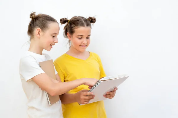 Twee Meisjes Met Leerboek Witte Achtergrond Tiener Shows Een Boek — Stockfoto
