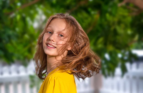 Retrato Adolescente Nas Árvores Criança Acende Fundo Folhas Imagem De Stock