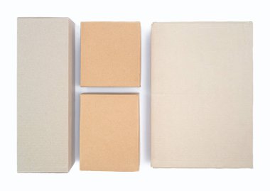 Beyaz arka planda karton kutular. Düz geometri