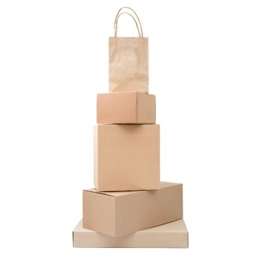 Beyaz arkaplanda izole edilmiş karton kutular. Konteynırlarda alışveriş torbası.