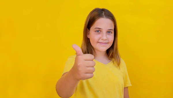 Дитина Показує Великі Пальці Жовтому Тлі — стокове фото