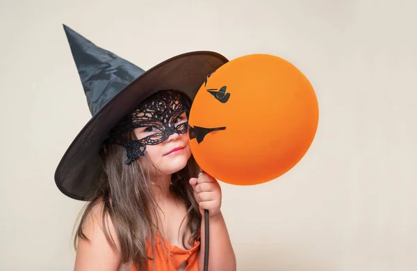 Barn Mask Och Hatt Med Orange Ballong Halloween Porträtt Flicka — Stockfoto