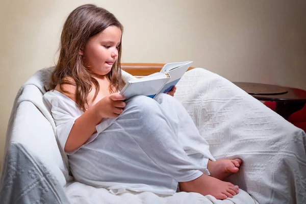 Sandalyedeki Düşünceli Çocuk Kitap Okuyor — Stok fotoğraf
