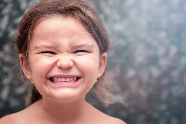 Dişlerini Gösteren Çocuk Gülümsemeleri Banyoda Dişlerini Fırçalayan Bir Kız — Stok fotoğraf