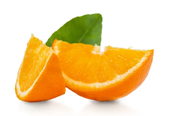 Två Orange Skivor Med Grönt Blad Isolerad Vit Bakgrund — Stockfoto