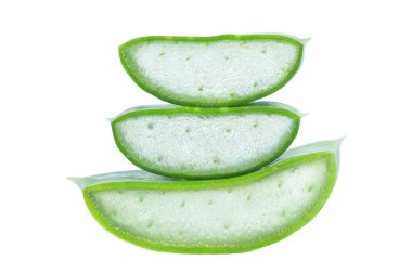 Beyaz arkaplanda izole edilmiş bir sütunda üç parça aloe