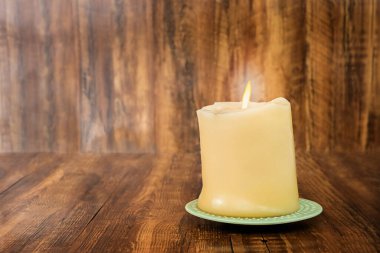 Ahşap arka planda tatil mumu 