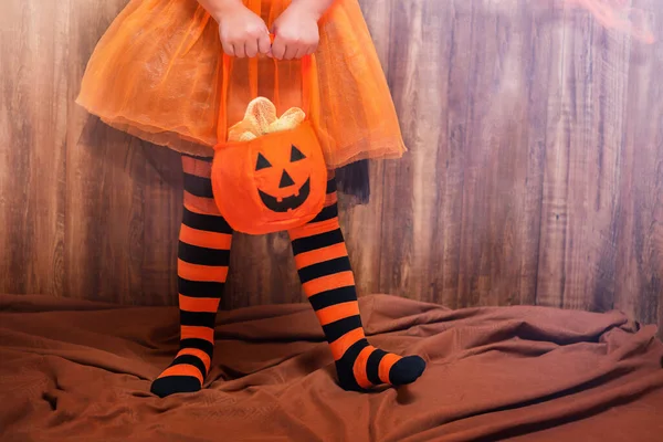 Bambino Leggings Righe Con Una Borsa Zucca Dolci Halloween — Foto Stock