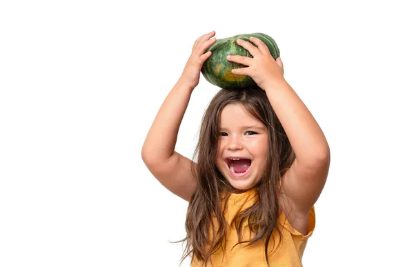 Niño Feliz Sosteniendo Calabaza Sobre Cabeza Aislada Sobre Fondo Blanco — Foto de Stock