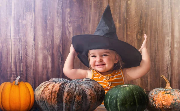 Halloween Dítě Dýněmi Čarodějnice Klobouk Dřevěném Pozadí — Stock fotografie