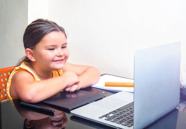 Gelukkig Kind Zitten Aan Laptop Thuis Studeren Online — Stockfoto