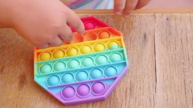Silikon oyuncakla oynayan çocuk 