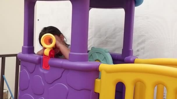 Mädchen Spielt Auf Dem Spielplatz Und Schaut Durch Eine Spielzeugspionage — Stockvideo