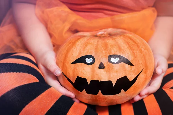 Dynia Halloween Rękach Dziecka Ubranego Strój Czarownicy — Zdjęcie stockowe