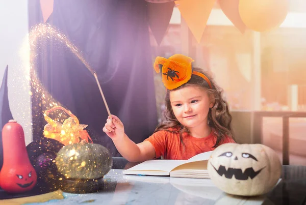 Dítě Dívka Oblečená Jako Čarodějnice Kostým Kouzelná Hůlka Přes Halloween — Stock fotografie
