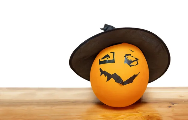 Halloween Oranžový Balón Dřevěném Stole Izolované Bílém Pozadí — Stock fotografie