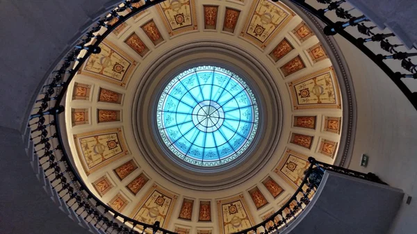 Spiraal trap Binnenaanzicht van onderen — Stockfoto