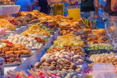 Piyasada renkli şekerler