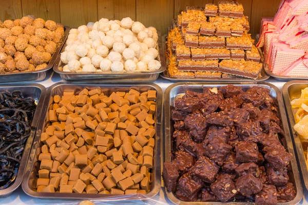 Piyasada renkli şekerler