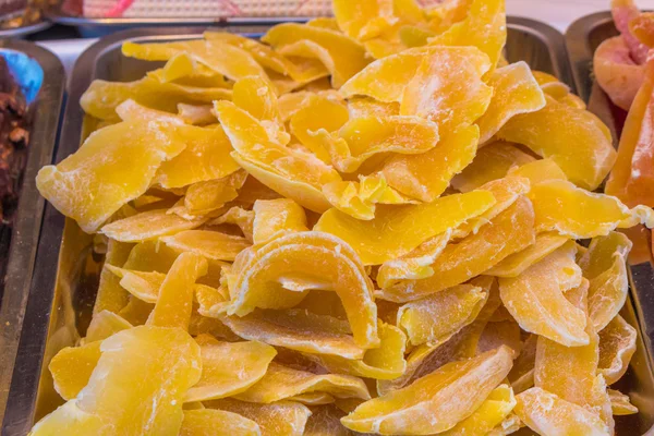 Piyasada renkli şekerler