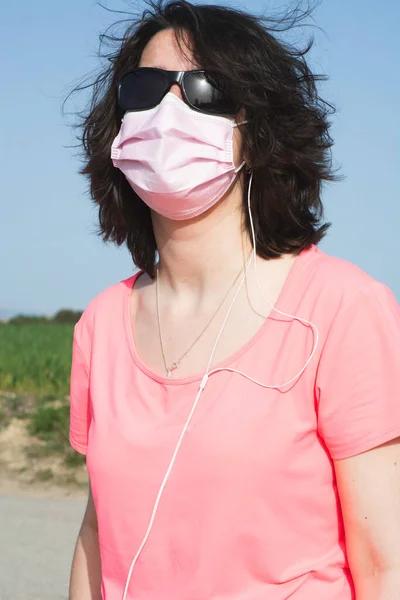 Atleta Mujer Aire Libre Con Máscara Higiénica Gafas Sol Escuchar — Foto de Stock