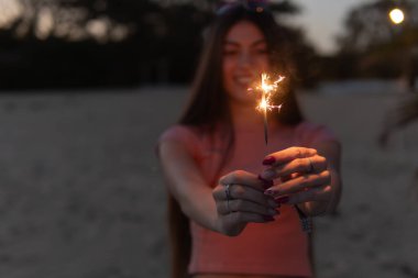 Bengal ışıkları olan bir kız