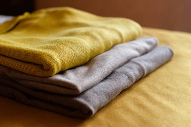 Soğuk sonbahar günleri için yeni rahat kıyafetler - bej ve sarı kazaklar ve balıkçı yaka kazaklar.