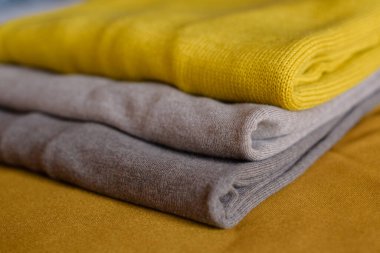 Soğuk sonbahar günleri için yeni rahat kıyafetler - bej ve sarı kazaklar ve balıkçı yaka kazaklar.