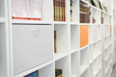 Parlak okul kütüphanesi, modern tasarım. 