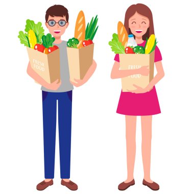 Beyaz arka planda izole edilmiş taze sağlıklı organik gıda içeren ekolojik kağıt poşetler taşıyan aile babası ve kadının vektör karikatürü. Çevre kavramını önemsemek. Eko-gıda alışverişi