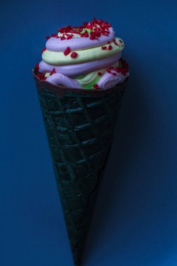 Tabakta dondurma külahı. Limonlu dondurma ve çilekli şerbetle kokulu ahududu parçalarının karışımı..