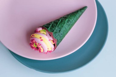 Tabakta dondurma külahı. Limonlu dondurma ve çilekli şerbetle kokulu ahududu parçalarının karışımı..